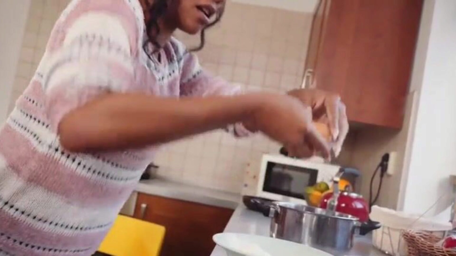 mamma hawt svart mamma jag skulle vilja boink kiki minaj gurglar och parar i köket