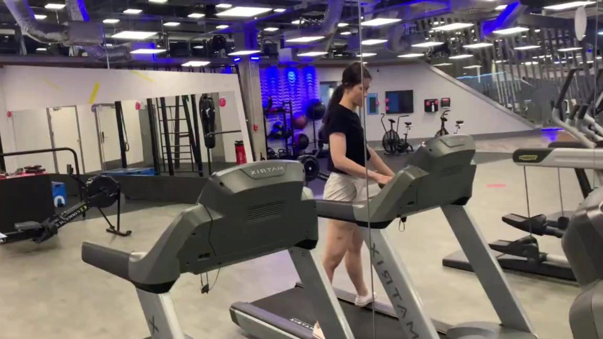 je baise une ado chaude dans une salle de sport - gorge profonde - pipe - publique - attrapée